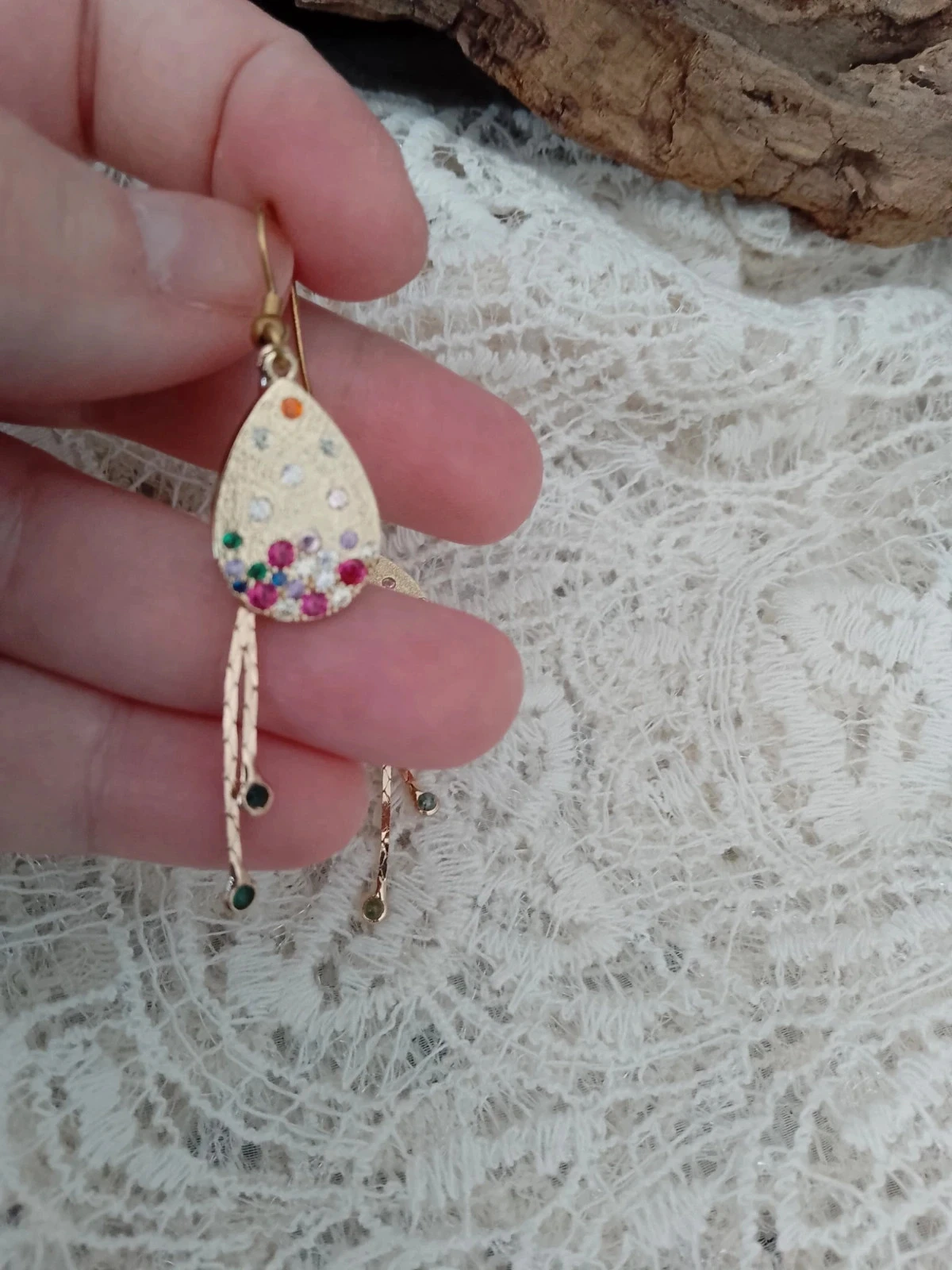 Goudkleurige bohemische oorbellen met gekleurde zirkonia – photo 3